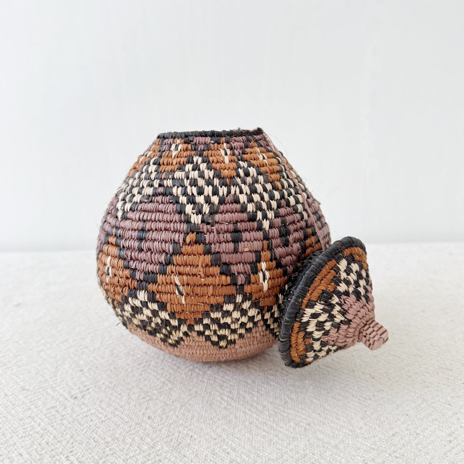 Lidded Zulu Basket F006 - Amsha