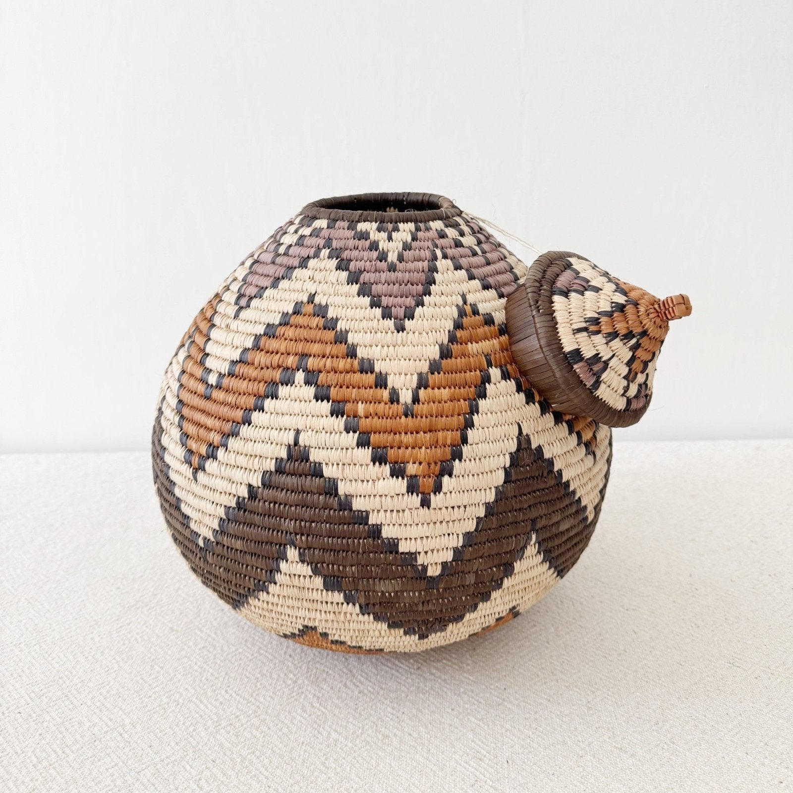 Lidded Zulu Basket F007 - Amsha