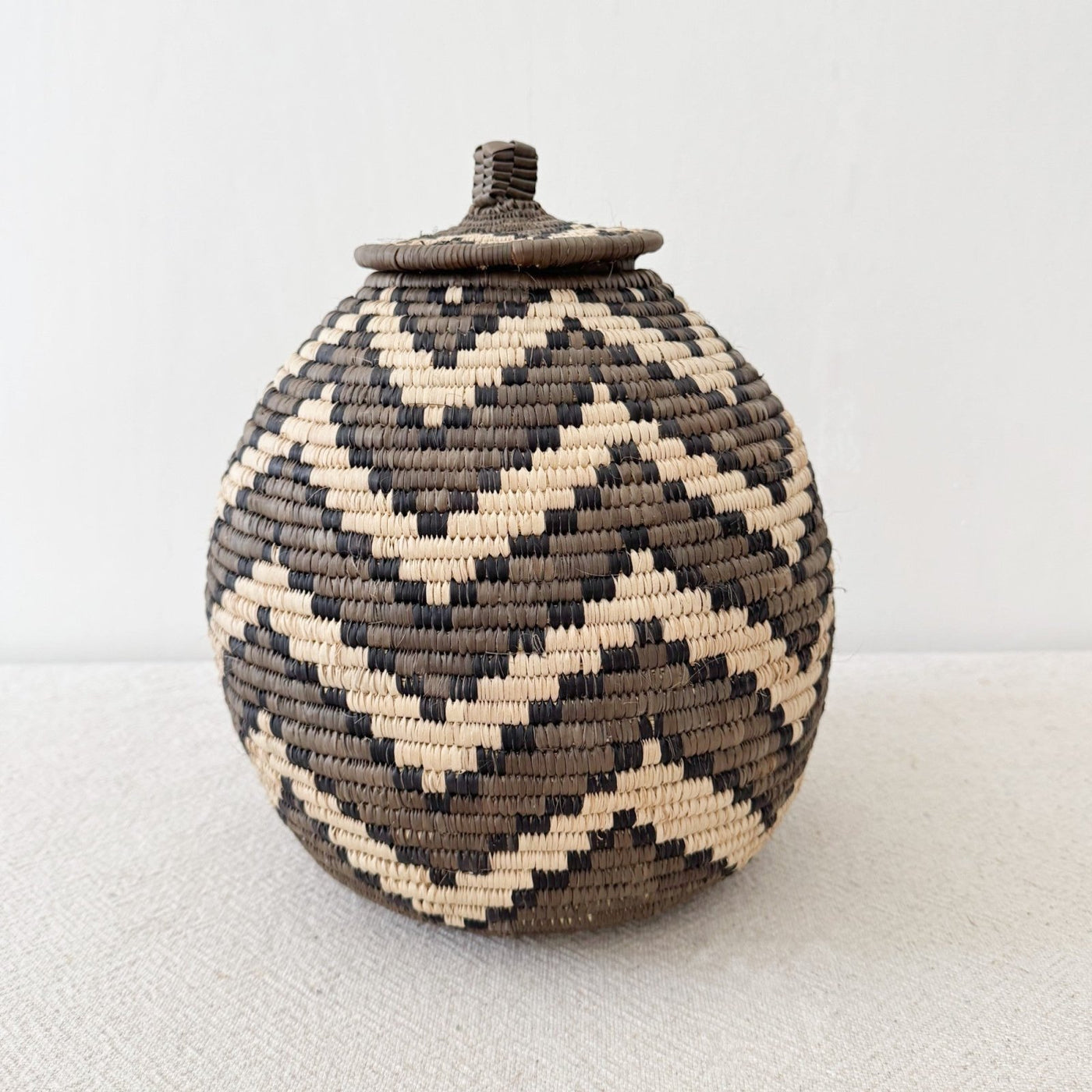 Lidded Zulu Basket #F008