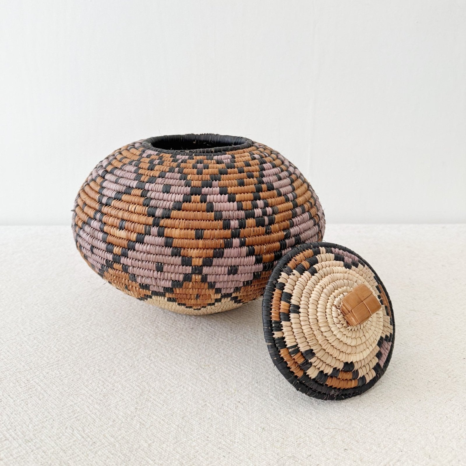 Lidded Zulu Basket F010 - Amsha