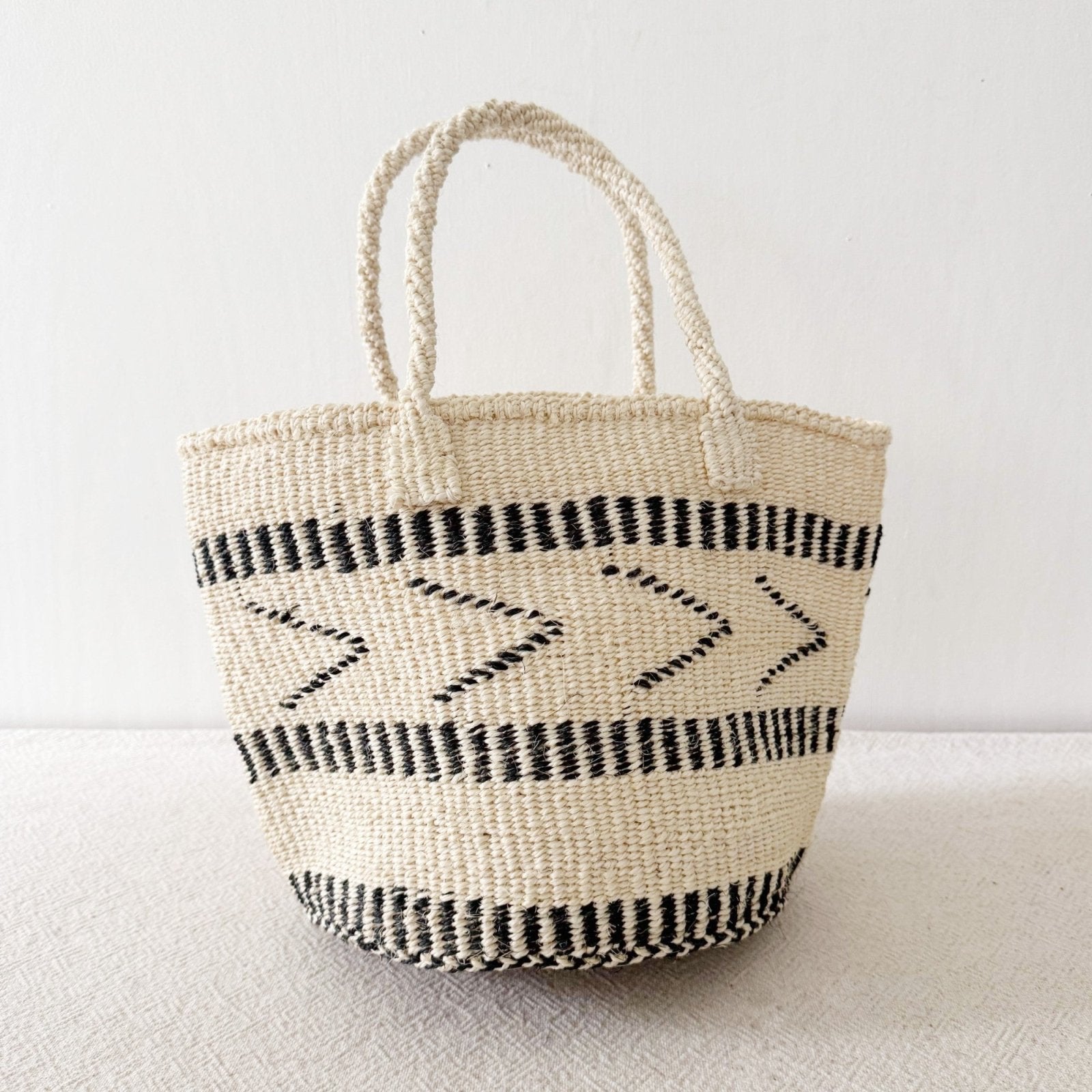 Medium Sisal Tote:B & W Arrow - Amsha