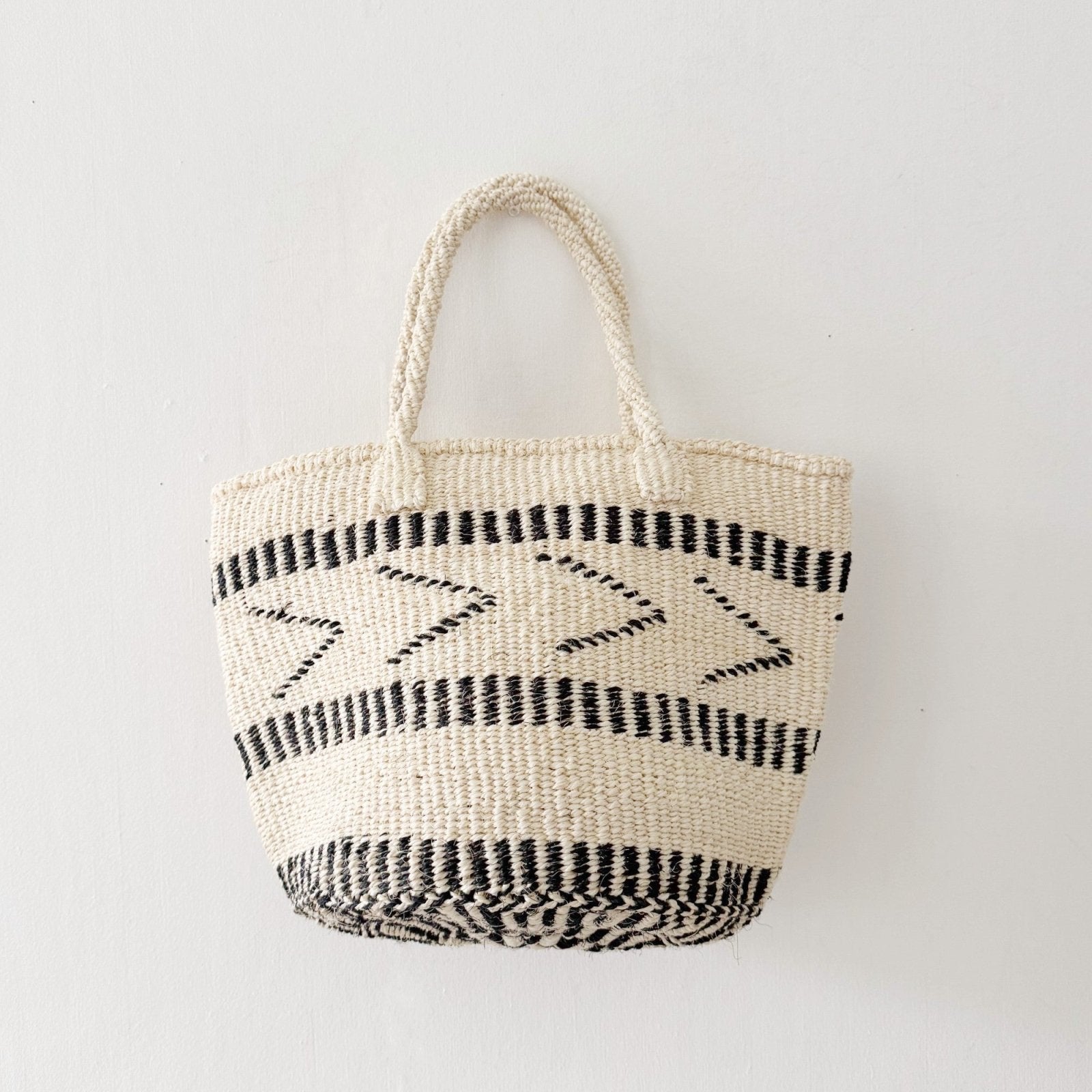 Medium Sisal Tote:B & W Arrow - Amsha